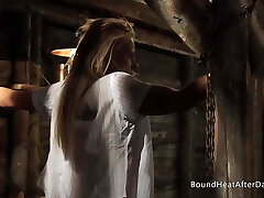 wiązany w górę blondynka lesbijki uczennica w madame's dungeon