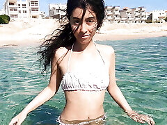 Sissi plays with her slit underwater in Sharm el Sheikh - DOLLSCULT