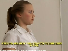 Una studentessa russa ragazza incontra un branco di maleducati brutale adolescenti e ottiene umiliato