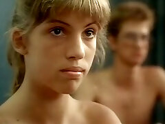 कैथरीन हर किसी के सामने कक्षा में नग्न हो रही कैथरीन हर किसी के सामने कक्षा में नग्न हो रही