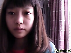 Azjatyckie nastolatki sikał do filiżanki