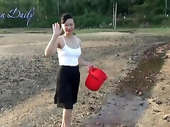 nữ sinh bắt bề bề trên biển cực mê