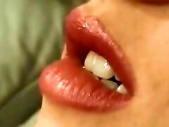 बड़े स्तन श्यामला खिलौना खेलने