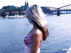 सेक्सी जीना उसे छुट्टी पर गंदा हो जाता है