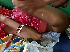 चाची रात उठाने से गड़बड़ हो गया था और मोसी गुलाबी रंग बिल्ली रात देख रहा था