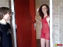 caldo olandese sexy brunetta giochi con un geeky ragazzo