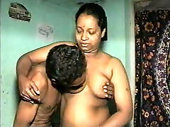 सुंदर भारतीय चाची का योनी पर पुराने आदमी द्वारा गड़बड़