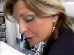 glücklich kerl wird cauth von seine blondine milf chef in strümpfe