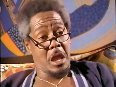 विशाल मुर्गा के साथ आदमी सेक्सी श्यामला से सिर हो जाता है, तो उसे बिल्ली अभ्यास