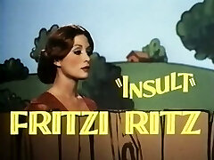 दुष्ट सेक्स के साथ सभी प्राकृतिक सुनहरे बालों वाली सोफे पर