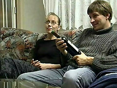 90年代的年轻夫妇在沙发上做爱