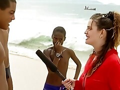 junge dark-haired besorgt es sich mit ihrem dildo am badesee