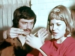 сексуальную красотку с каштановыми волосами соблазнили и накормили членом сексуальную красотку с каштановыми волосами соблазнили и накормили членом