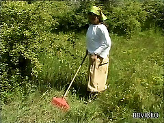 वह जंगल में एक दादी बाहर ले जाता है और उसे विंटेज बिल्ली