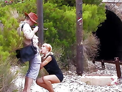 blonde allemande excitée donnant ses trous à un baiseur sauvage à la plage