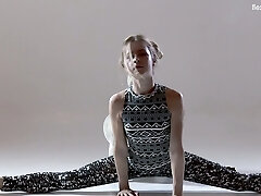 Russian limber teen Rita Mochalkina does the splits and shows yummy cunny
