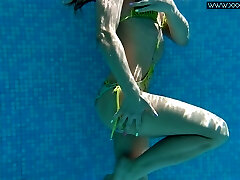 Ginger swimming babe Nicole Pearl shows underwater striptease