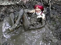 messy trap costume play lover Maki bride soiling her dress and masturbating in the mud