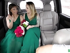 伴娘在去参加婚礼的路上，但当他们看到一个热辣的出租车司机时，他们的计划发生了变化
