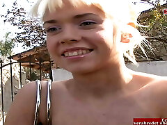 молодую блондинку с натуральными сиськами и проколотыми сосками подобрали на улице