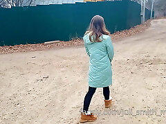 деревенская девушка показала сиськи и киску рядом с дорожными работами