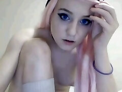 bombasse webcam emo amateur aux cheveux roses aime caresser ses trous