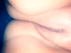 Marido masturba a esposa gostosa com sua buceta molhadinha