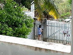 Wife answer delivery man sans pants