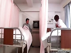 Sexy Japoński pielęgniarka daje pacjentowi niektóre часть3