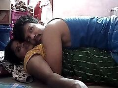 индийская домашняя жена горячо целуется с мужем