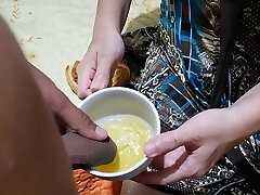 сексуальная девушка пьет мочу из чашки, поедая печенье