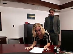 Nicole scopa in ufficio