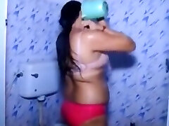 热辣性感的女孩把一个浴室的男朋友南印度浴室性视频业余凸轮