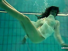 水下热女孩佩特拉赤裸裸的游泳