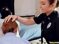 दो शरारती पुलिस मन नहीं है होने गांठदार त्रिगुट संभोग सुख के लिए