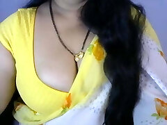 Indian babe in saree reveals her monstrous tits