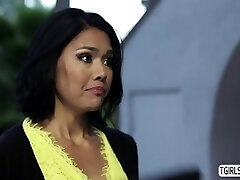 Shemale Jessica Fox banged hot cougar Danas juicy pussy