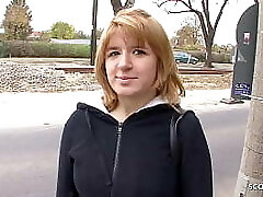 Sch&uuml_chterne Jungfrau Studentin nach der Uni von alten Nut f&uuml_r Romp bezahlt