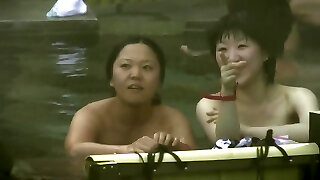 यह वास्तविक प्राकृतिक जापानी वेश्या स्नान और चमकती स्तन पर जासूसी करने का समय है