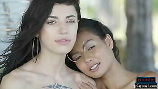 petites lesbiennes adolescentes asiatiques et russes posant en plein air
