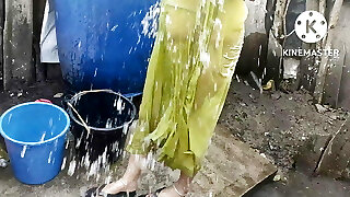 Bhabhi anita yadav ki sizzling bathing