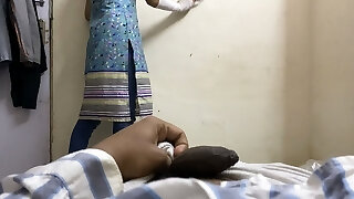 bite clignotante sur une femme de ménage indienne à baiser ( chudai) en hindi