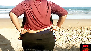 жена демонстрирует свое декольте на открытом пляже