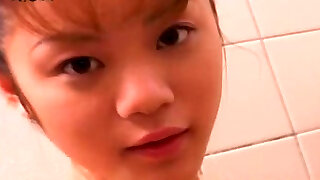 Mignonne petite Japonaise girlie prend une douche clignote son beau cul et des nichons