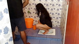 maid ko toilet ka andar chuda jab vo pesab kar rhi thi, Real hindi Dirty HD Porn Fucky-fucky