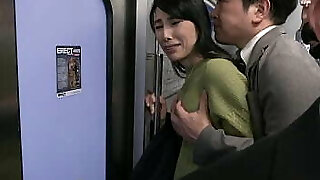 人妻痴漢電車～さわられた五十路母～ 鶴川牧子