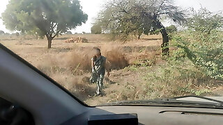 Road par ek ladki pisab kar rahi thi usko truck me bula kar thoka