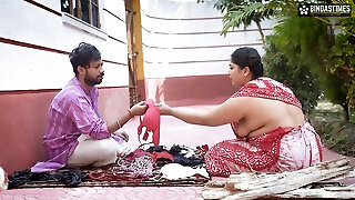 Desi Brassiere and Thong Salesman Bade Bade Dudhwali Gao ki Chhori Ko Boulder-holder ke badale Chod Diya Maje Lekar ( Hindi Audio )
