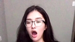 Amateur web cam toying wet pussy