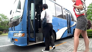 piersi zamężnej kobiety przyklejają się do ciała studenta w zatłoczonym autobusie! żona & # 039;s pożądanie seksualne rozpala kogut